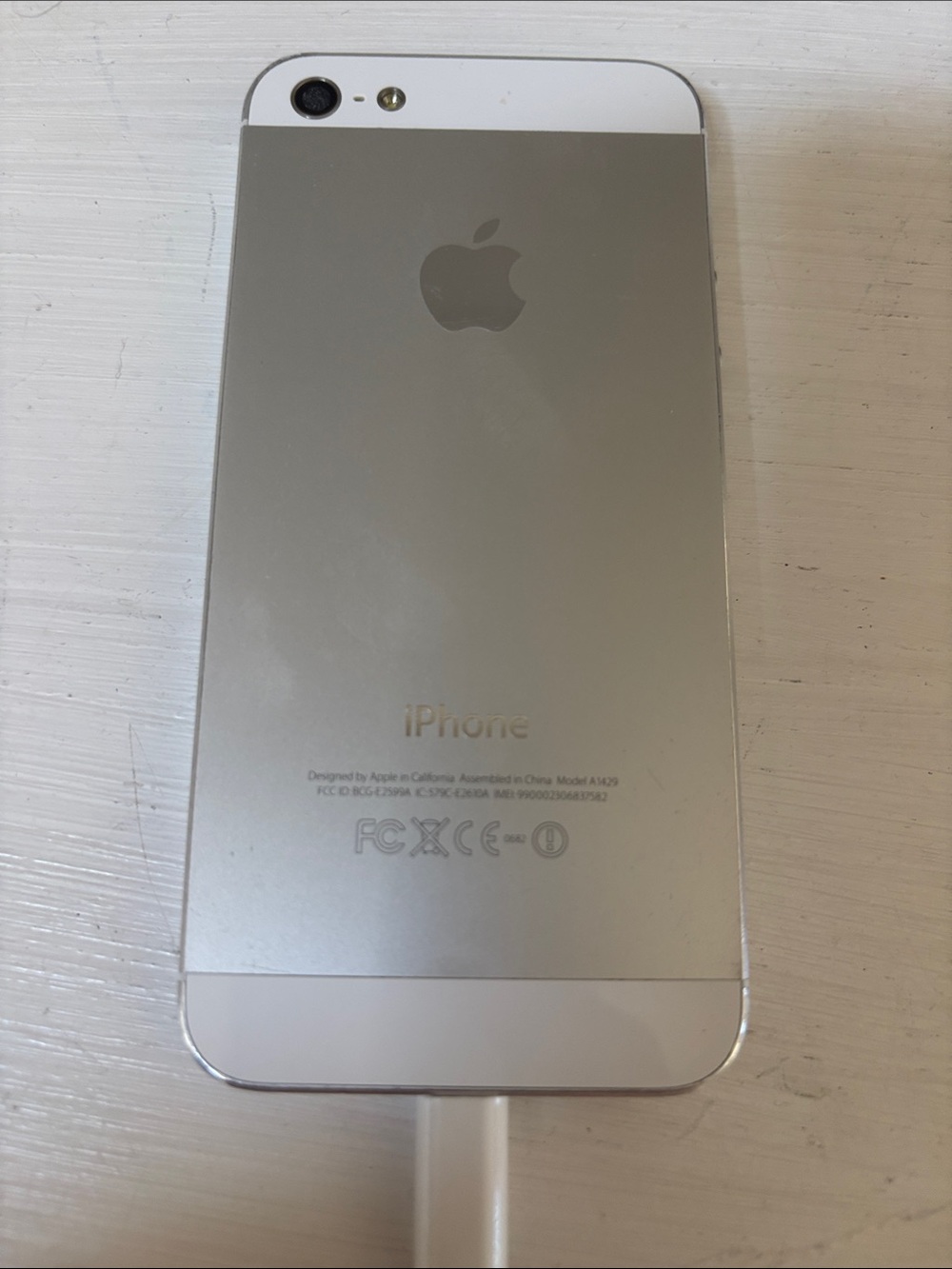 Apple iPhone 5 - White Front Smartphone - Picture 2 of 3